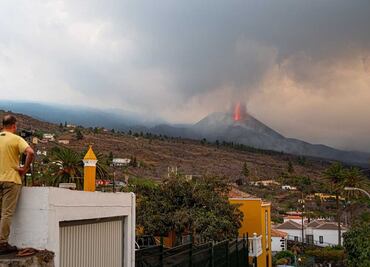 Cancelan vuelos a isla de La Palma por cenizas del volcán Cumbre Vieja