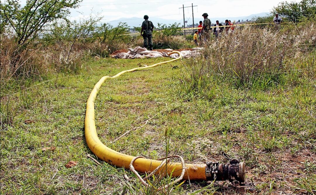 la PGR encontró tres tomas clandestinas de hidrocarburo en diferentes puntos de Jalisco. Foto: Archivo:EL UNIVERSAL