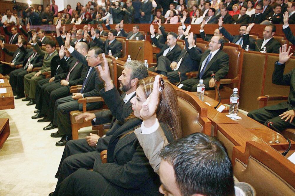 De los recursos de la legislatura, 604 millones 786 mil 742.58 pesos (87.9%) se utilizan en el pago de sueldos de los 39 diputados y los 810 empleados que laboran en el Congreso, de los cuales 564 son personal permanente (ARCHIVO. EL UNIVERSAL)