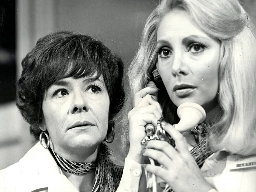 Jacqueline Andere con Silvia Caos en la telenovela "Barata de primavera". Archivo EL UNIVERSAL.