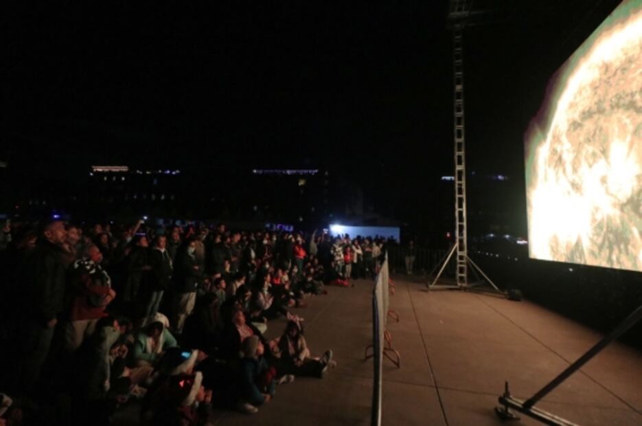 "Noche de las Estrellas" en el Zócalo reúne a más de 80 mil personas observando el cielo