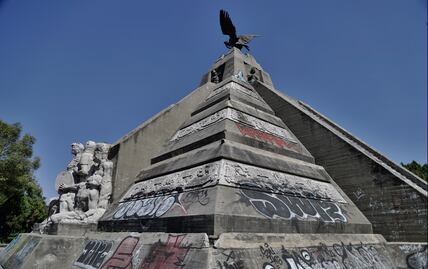 FOTOS: Monumento a la Raza se encuentra en el abandono; estatuas y paredes pintadas y destruidas