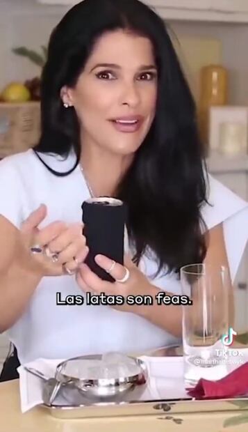 "¡Salud!", Martha Debayle reacciona a críticas y brinda con famosa lata con "calcetín"