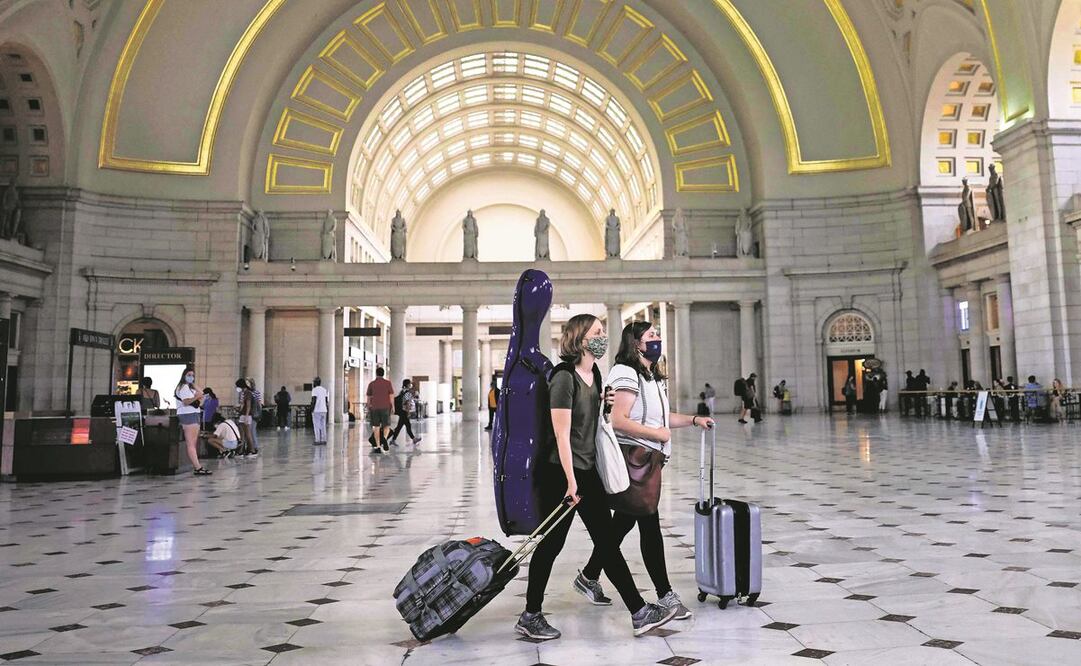 Estadounidenses en la terminal Union Station, en Washington, donde dejarán de exigir el uso de cubrebocas en interiores, salvo en ciertos lugares como escuelas, bibliotecas, transporte público y viviendas. Foto: Kevin Dietsch. AFP