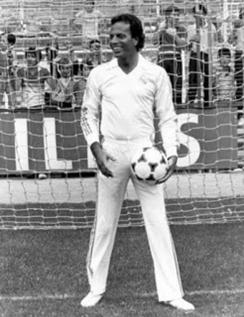 Julio Iglesias con uniforme del Real Madrid / Foto: Especial