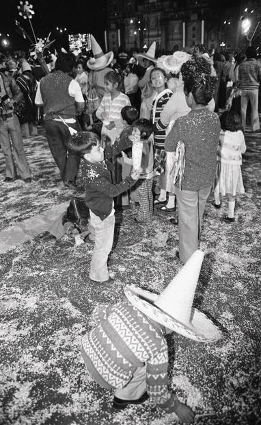 Un infante recoge confeti en la Plaza de la Constitución, 1980. Para los 2000, se introdujeron nuevos productos, como latas de espuma a 15 pesos. Muchos recibían proyectiles espumosos directo en la cara, por lo que también se vendieron carteras protectoras a 2 pesos. Foto: Francisco King/Archivo EL UNIVERSAL.