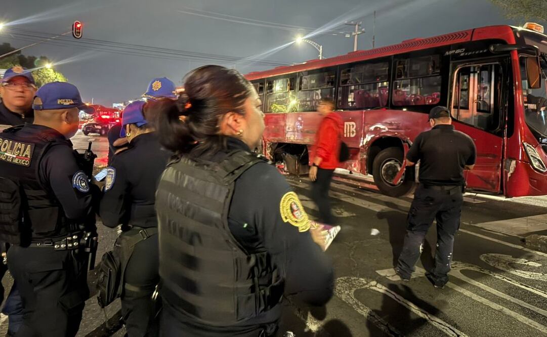 Un camión de la Policía Metropolitana de la SSC de la Ciudad de México protagonizó un percance vehicular con una unidad del Metrobús. 
Foto: Especial.