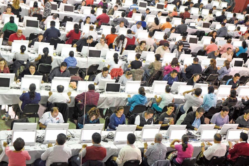 Más de dos mil 500 profesores se presentaron a la evaluación en el Centro de Convenciones de Morelia, Michoacán, pese a las presiones de la CNTE (ARMANDO SOLÍS. EL UNIVERSAL)