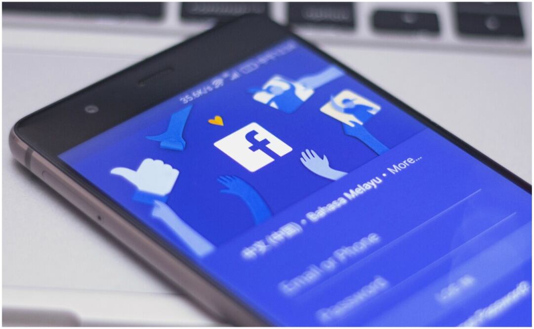 Facebook mostraba anuncios de accesorios de armas a menores de edad. Ahora la red social ha actualizado su política de publicidad para prohibirlo