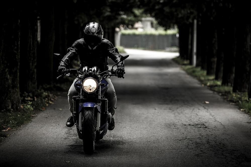 Para viajar seguro en moto es importante usar el casco correctamente ya que evita lesiones graves / Foto: Pixabay 