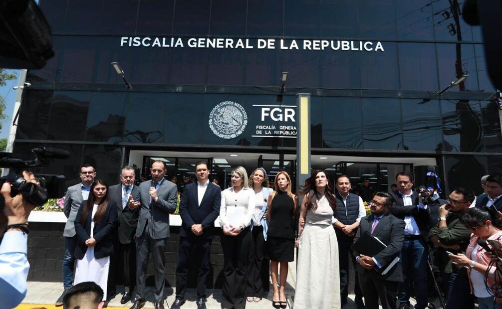 Jorge Romero y legisladores del PAN afuera de la FGR tras denunciar a la senadora Andrea Chávez. Foto: Especial