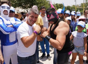 Mauricio Tabe celebra con decenas de pequeños el Día del Niño en Parque Aztlán; hubo exhibición de lucha libre