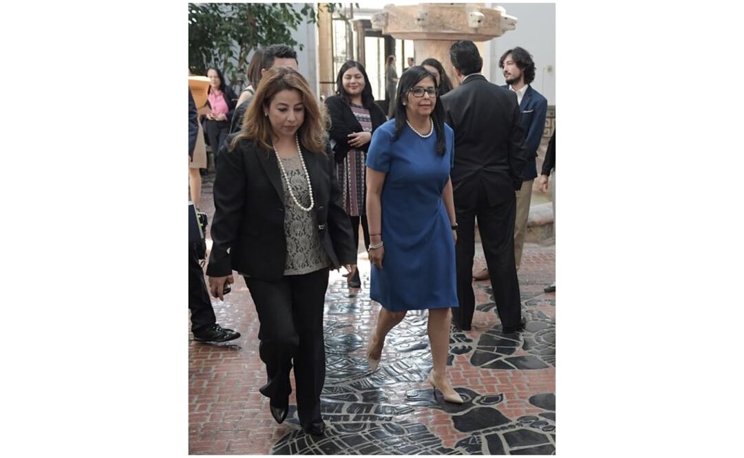 La canciller de Venezuela, Delcy RodrÍguez (azul), arriba a la sede de la Organización de Estados Americanos (OEA), en Washington (Foto:EFE)