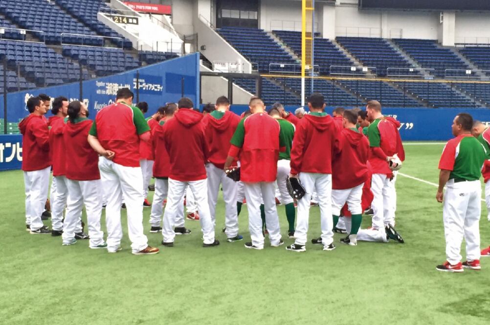 Antes de la práctica la novena tricolor, dirigida por Édgar González, realizó una oración de agradecimiento. (FOTO: LMB)