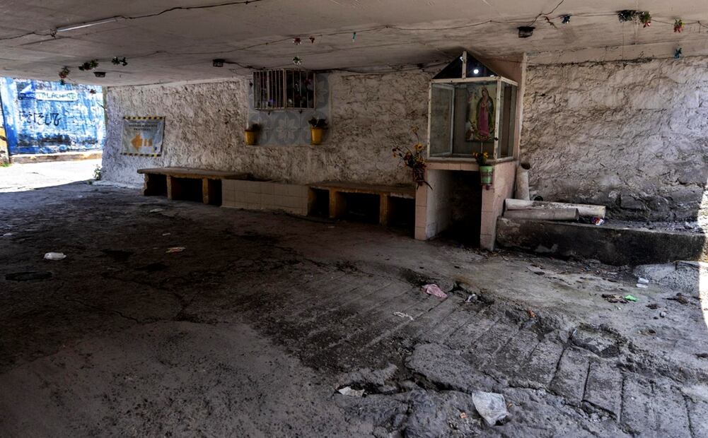 Los bajopuentes de la autopista México-Puebla, en el tramo de Iztapalapa a Los Reyes La Paz en ambos sentidos, lucen sumamente deteriorados y con poca iluminación en algún caso. Foto: Hugo Salvador / EL UNIVERSAL