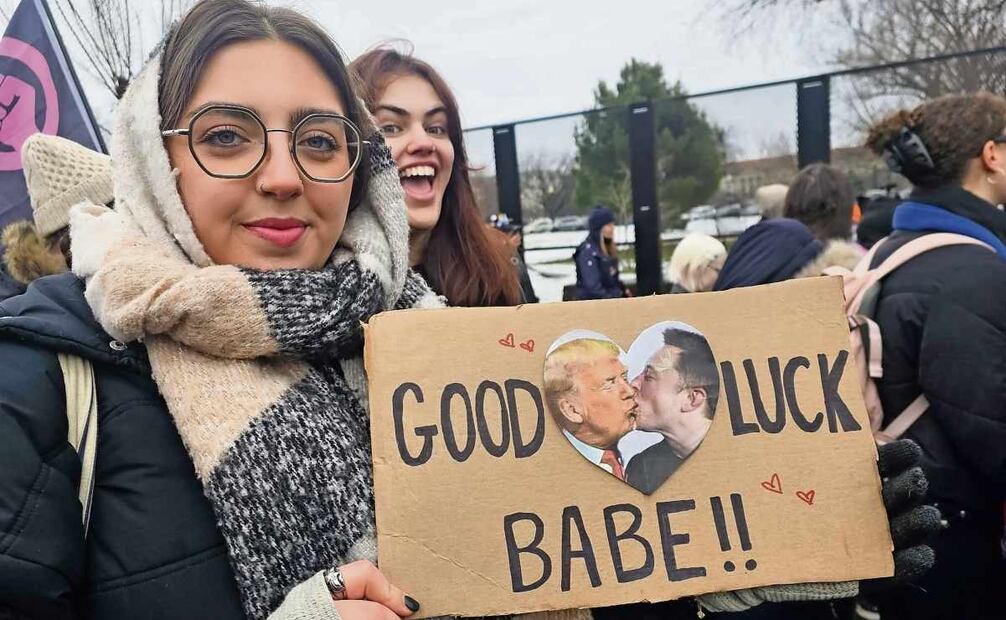 Entre las asistentes a la marcha había quienes llevaban pancartas de Donald Trump y Elon Musk dándose un beso, una imagen creada con IA 19 de enero. Foto: Max Aub / EL UNIVERSAL