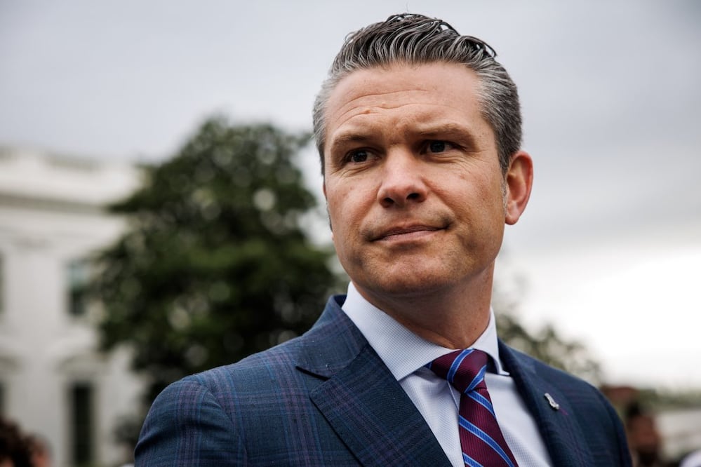 El secretario de Defensa de EU, Pete Hegseth, asiste a la Marcha de los Huevos de Pascua de 2025 con su familia en el Jardín Sur de la Casa Blanca en Washington, D. C., EE. UU., el 21 de abril de 2025. Han surgido nuevas acusaciones de que Hegseth compartió detalles del ataque contra los hutíes en Yemen en un segundo chat de Signal. Foto: EFE/Archivo