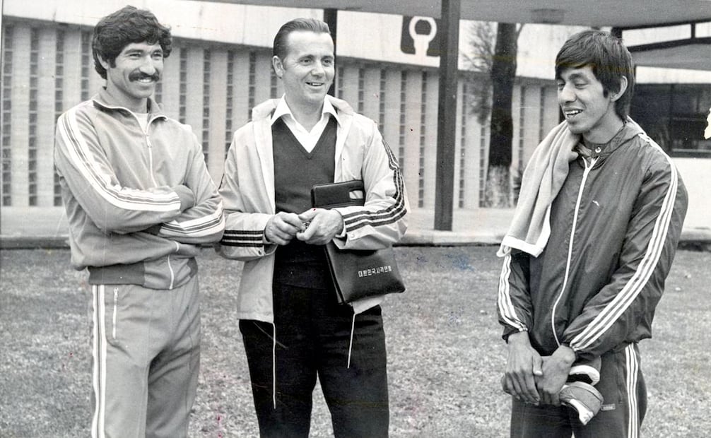 Dos de los discípulos del polaco (centro) que ingresaron al equipo de caminata a comienzos de los años 70 fueron Raúl González Rodríguez (izq.) y Domingo Colín (der.). Archivo EL UNIVERSAL.