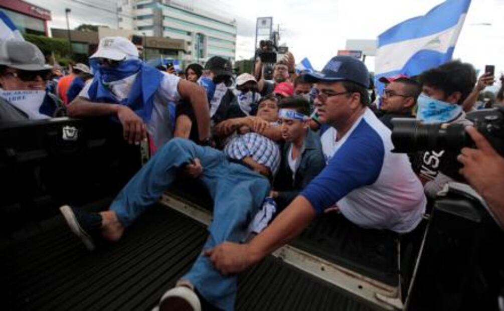 Manifestantes queman automóvil de la Policía Nacional en Nicaragua