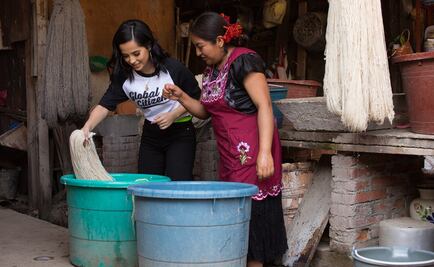 Becky G y otros famosos se activan para eliminar la pobreza