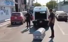 VIDEO “Se les cayó el muerto”; ataúd cae de carroza fúnebre en calles de Colima 