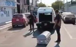 VIDEO “Se les cayó el muerto”; ataúd cae de carroza fúnebre en calles de Colima 