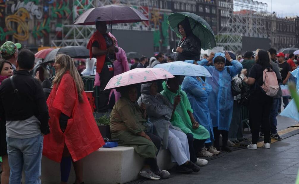 Pese a la lluvia, ciudadanos continúan llenando el Zócalo capitalino para dar el Grito con la presidenta Claudia Sheinbaum. Foto: Fernanda Rojas/ EL UNIVERSAL