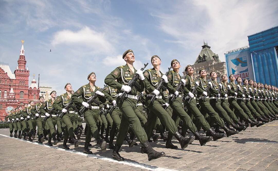 En total, 16 mil soldados rusos participaron el desfile, donde también fueron exhibidos 200 vehículos militares, incluyendo tanques y lanzamisiles, y unos 140 aviones.