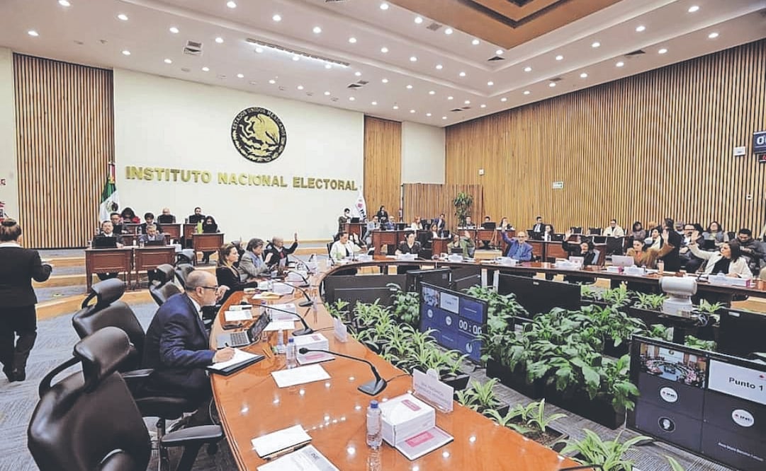 Tras una reunión con la Presidenta, las consejerías del INE pidieron una ampliación de mil 500 millones de pesos, pero sólo les otorgaron 800 mdp. ARCHIVO EL UNIVERSAL