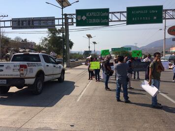 Protestan en Autopista del Sol por agresiones a periodistas