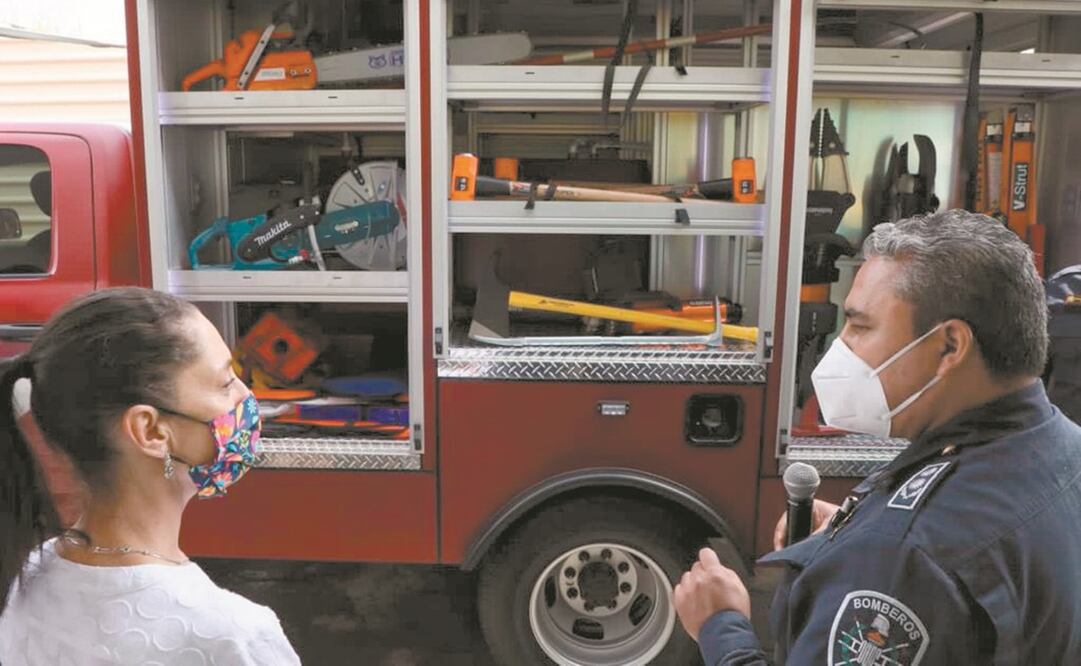 Sheinbaum dio a conocer la inversión de 149 millones de pesos para la adquisición de 45 vehículos para los bomberos. Foto: Tomada de Twitter.