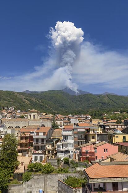 Columnas de humo del volcán Etna, vistas desde el pueblo de Zafferana Etnea, Italia. FOTP: GIUSEPPE DISTEFANO. AP