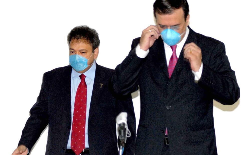 Marcelo Ebrard, Jefe de Gobierno de la capital, y Armando Ahued como titular de la Secretaría de Salud capitalina en una conferencia del 29 de abril del 2009. Dieron informes sobre las medidas tomadas ante el brote de influenza y Ebrard promovió el uso del cubrebocas. Foto: Bernardo Moncada/EL UNIVERSAL.