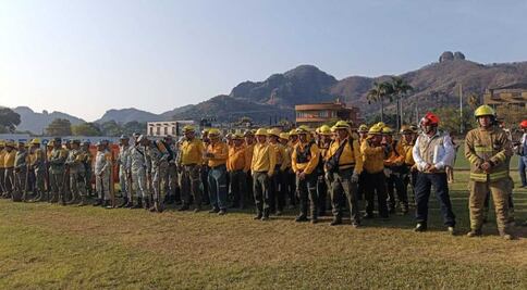 Refuerzan acciones para extinguir incendio forestal en El Tepozteco; despliegan recursos terrestres y aéreos