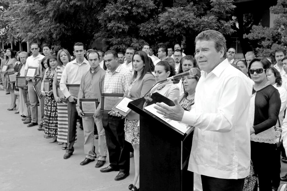 El dirigente del SNTE, Juan Díaz de la Torre, durante la ceremonia en la secundaria “Congreso de Anáhuac”.
