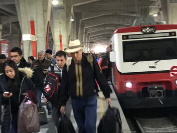 Así vivieron usuarios los retrasos en Tren Suburbano 