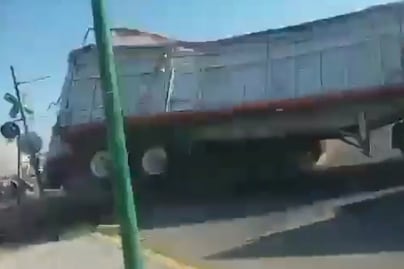Tráiler intenta ganarle el paso a tren y termina destrozado en Celaya, Guanajuato VIDEO  