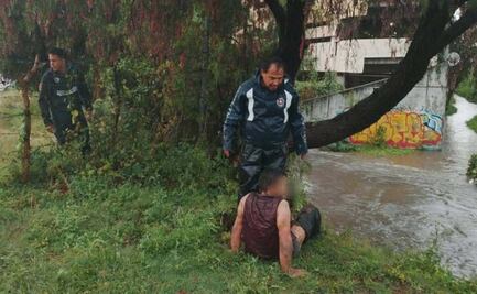 Rescatan a hombre que cayó en drenaje pluvial durante fuerte lluvia en Hidalgo