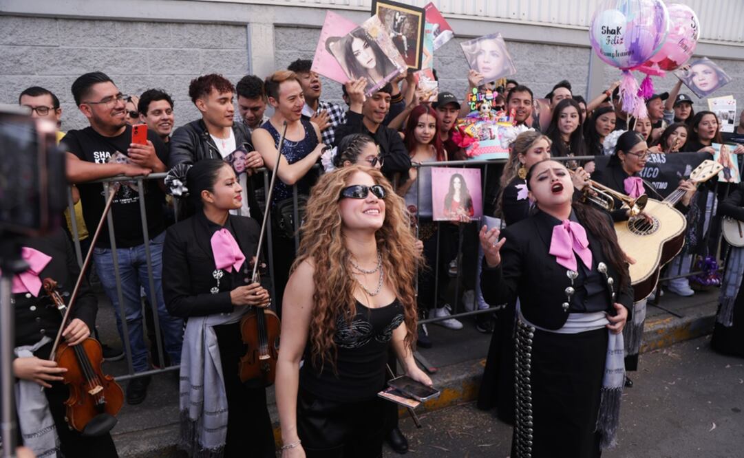 Fans de Shakira celebran su cumpleaños en México. Foto: Carlos Mejía/EL UNIVERSAL.