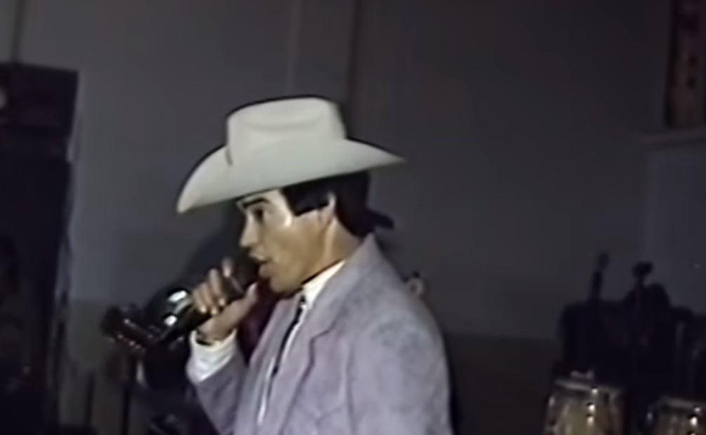 Chalino Sánchez: Su mote lo dice todo El rey del corrido, este sinaloense escribió corridos donde se abordaban temas como tragedias, narcotráfico y amor, su discografía abarca 13 álbumes que se volvieron casi de culto después de su asesinato en 1992. "El gallo de Sinaloa me ha dejado mucho más que Jefe de Jefes", una vez por esa canción que me grabó Chalino me dieron más que por las seis canciones juntas de Los Tigres del Norte", comentó el compositor Teodoro Bello.Foto: Vía Youtube. 
