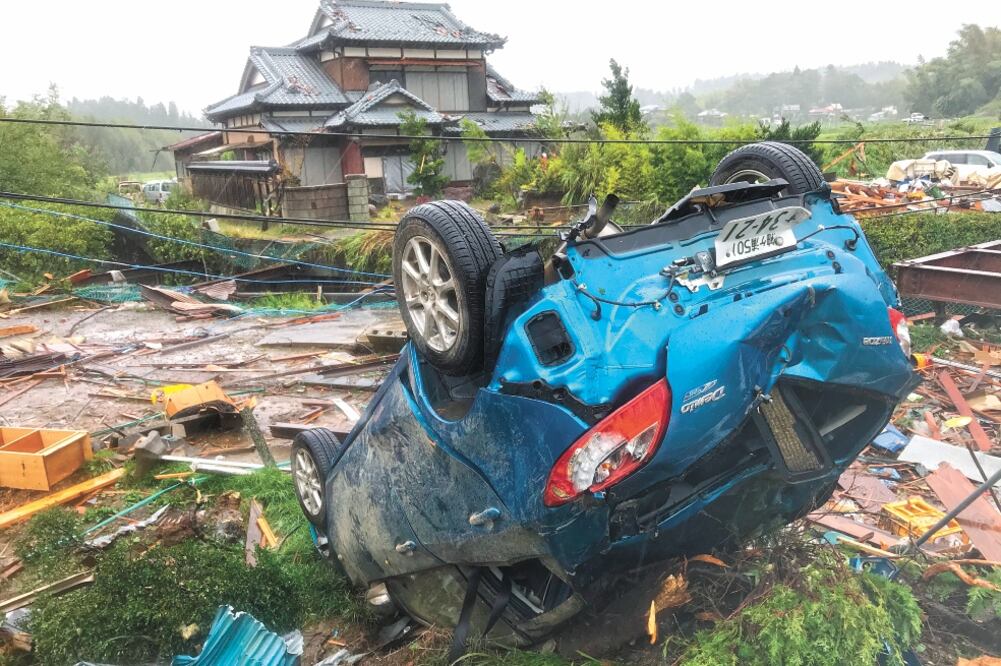 Un automóvil volcado luego de que un tornado formado al paso del tifón Hagibis azotara la prefectura de Chiba, cerca de Tokio, Japón. Foto/DENG MIN. XINHUA