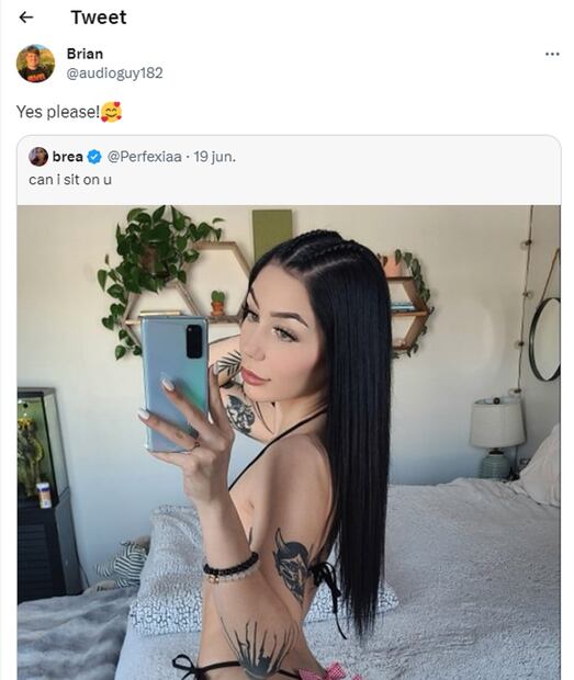 Brian Szasz respondió en Twitter a una imagen de una modelo de OnlyFans, que posaba en un escaso bikini con la leyenda "¿puedo sentarme encima de ti?". FOTO: @audioguy182