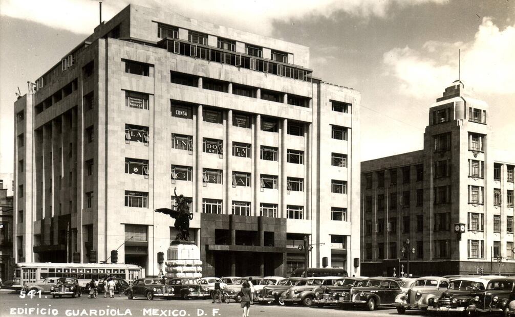 Postal del edificio Gaxiola o Guardiola en los años 50, donde alguna vez estuvo la casa de los Escandón y el salón de belleza Marinella. Col. Carlos Villasana.