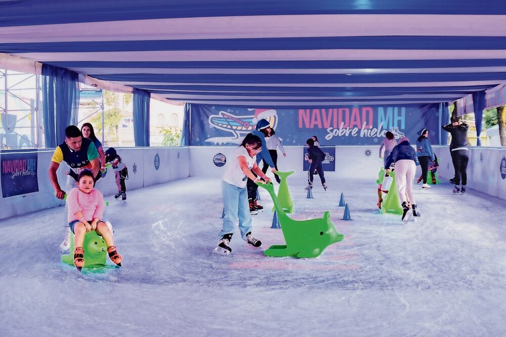 Niños y adultos disfrutaron la pista de hielo. Foto: Osmar Alvarado / EL UNIVERSAL