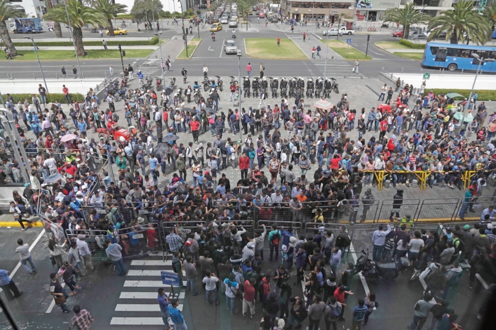 Una multitud asistió por boletos de cara al juego de hoy, en Quito; los tickets se agotaron para ambos partidos (DOLORES OCHOA. AP)