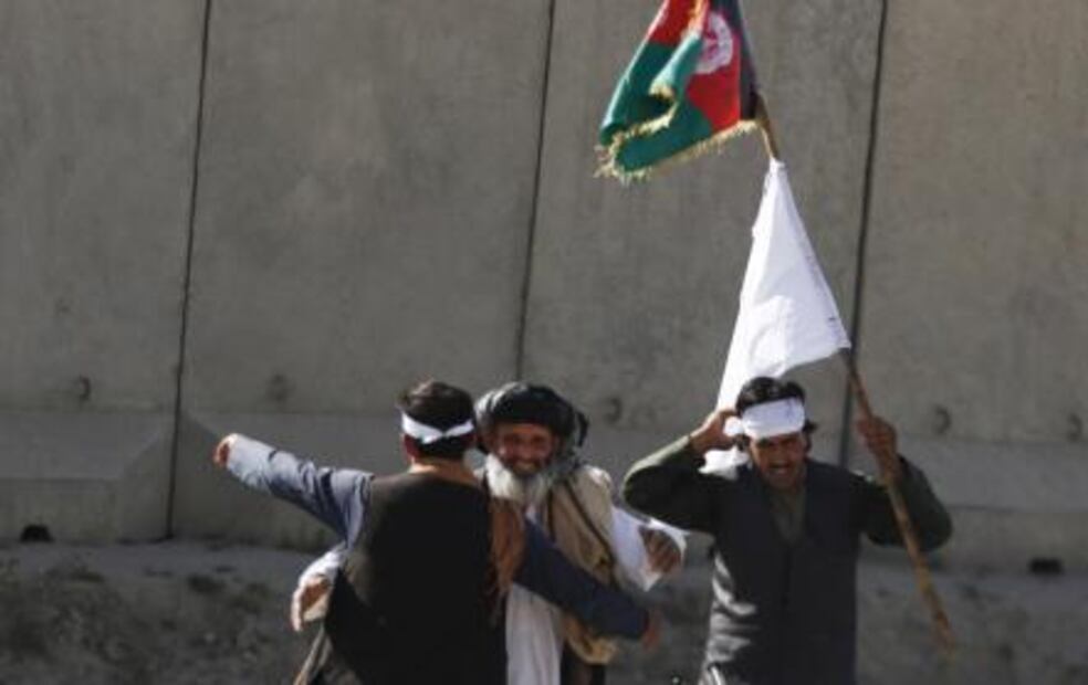 En vez de disparos, talibanes y soldados afganos comparten té, abrazos y selfies