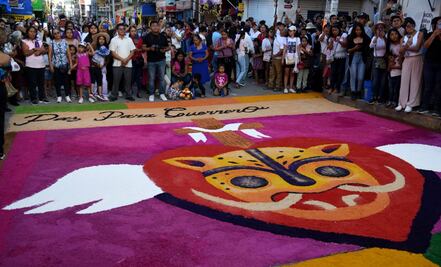 FOTOS: Con coloridos tapetes, habitantes de Tlapa piden al Señor del Nicho paz para Guerrero