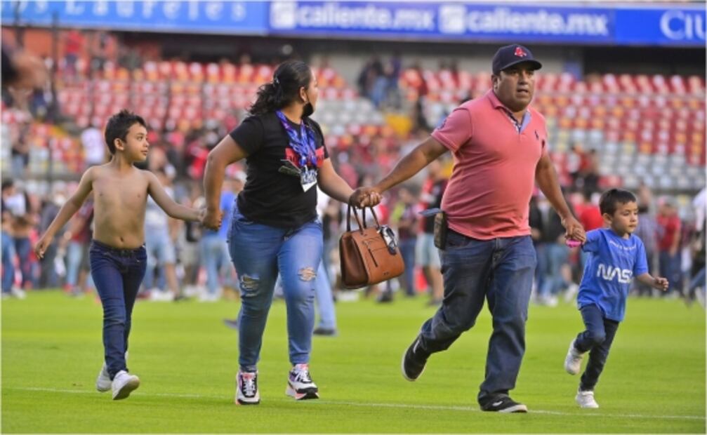 Terror en la Liga MX: Barristas de Atlas y Querétaro invaden la cancha