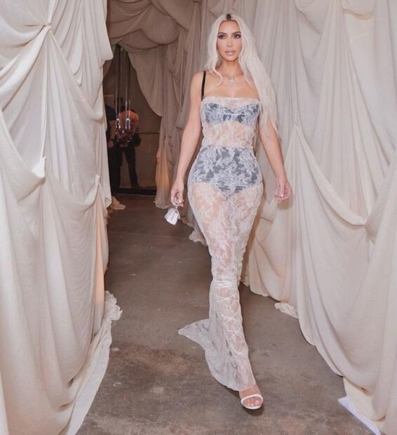 Kim Kardashian luce vestido de encaje y deja ver su ropa interior