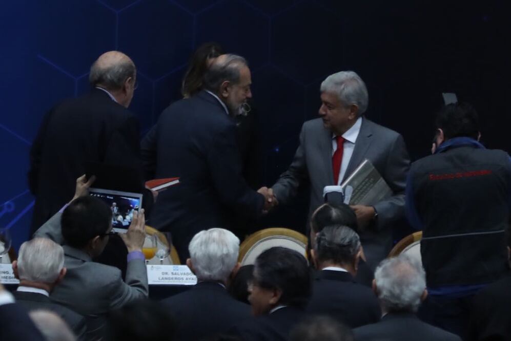 Andrés Manuel López Obrador y Carlos Slim se encuentran durante desayuno con ingenieros. Foto: Germán Espinosa